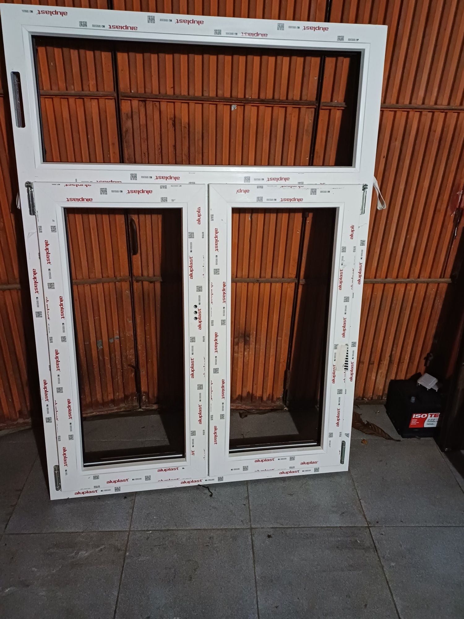 vendo janela com acesso para estores.