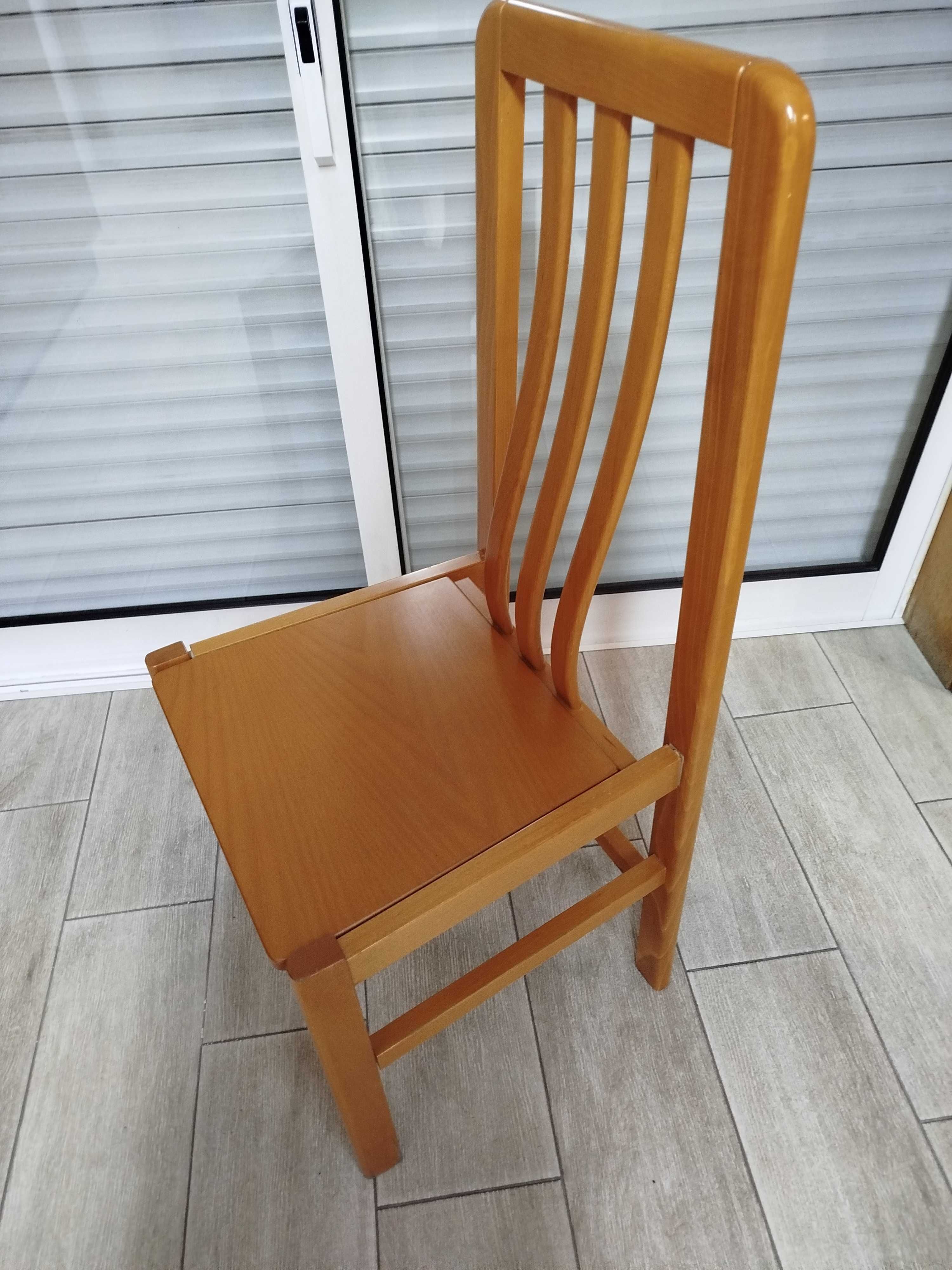 Mesa de madeira com 4 cadeiras