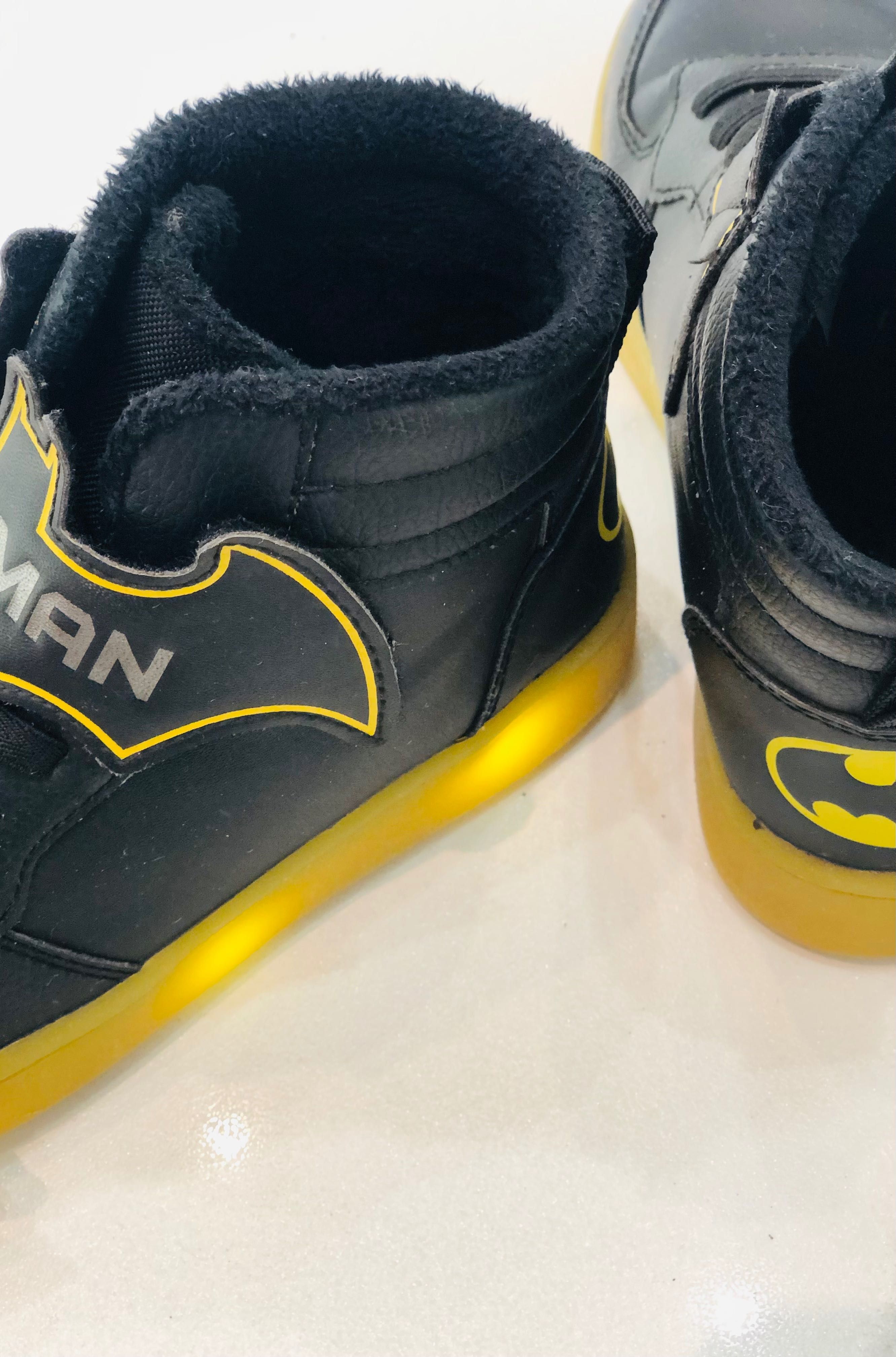 Buty sportowe Batman, diody H&M, 31