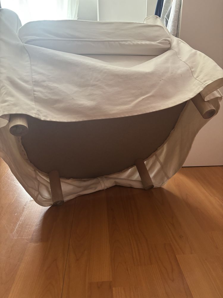 Poltrona branca com almofada