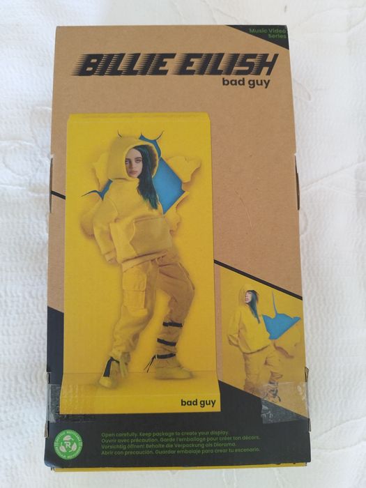 Figura da Billie Eilish inspirada no videoclipe Bad Guy.