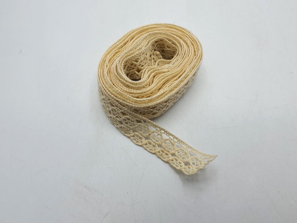 Koronka ecru kupon 3 m.x 1,50 cm.