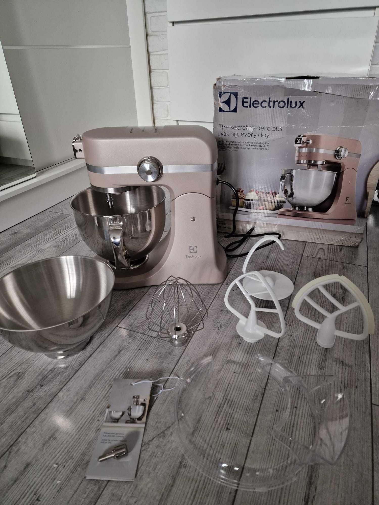 Electrolux Robot Kuchenny 1200 W, 10 prędkości + f. pulsacyjna, Oświet