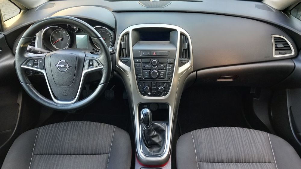 Opel Astra J 1.6 16v 115km stan BDB podgrzewane siedzenia i kierownica