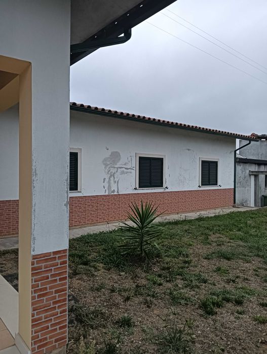 Vende se moradia em Avelãs de Caminho