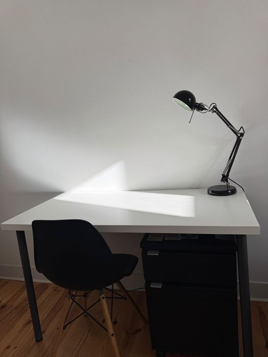 secretária tampo branco e cadeira preta IKEA em ótimo estado