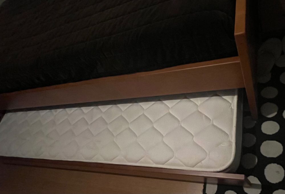 Cama dupla com colchões, muito pouco uso