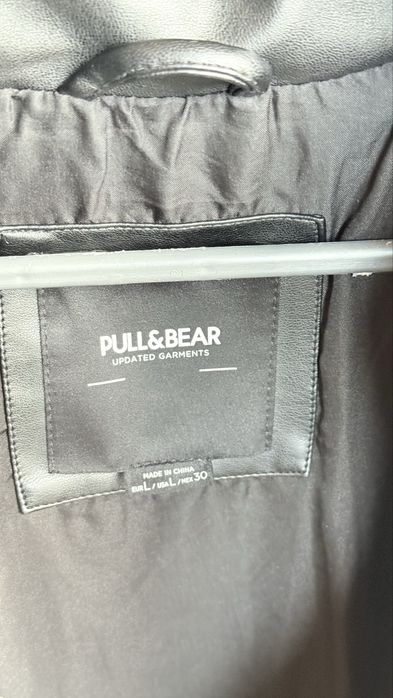 Blusão cropped de penas em pele NOVO Pull & Bear