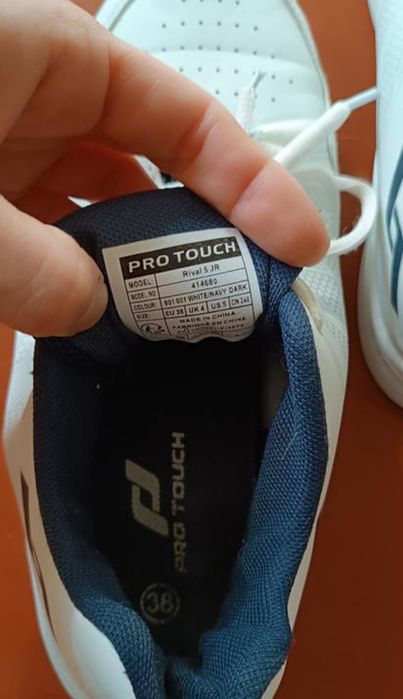 Белые кроссовки на лето