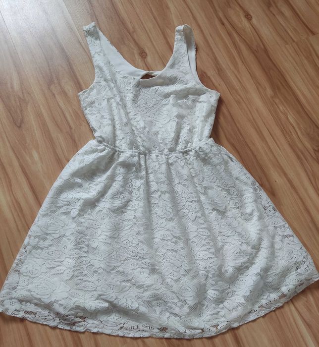 Biała koronkowa sukienka