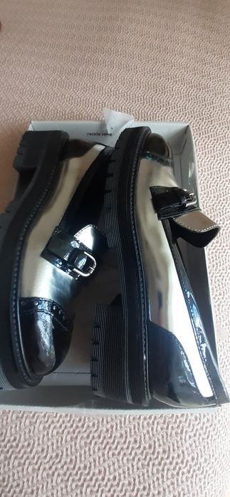 Dois pares de sapatos novos de Marca