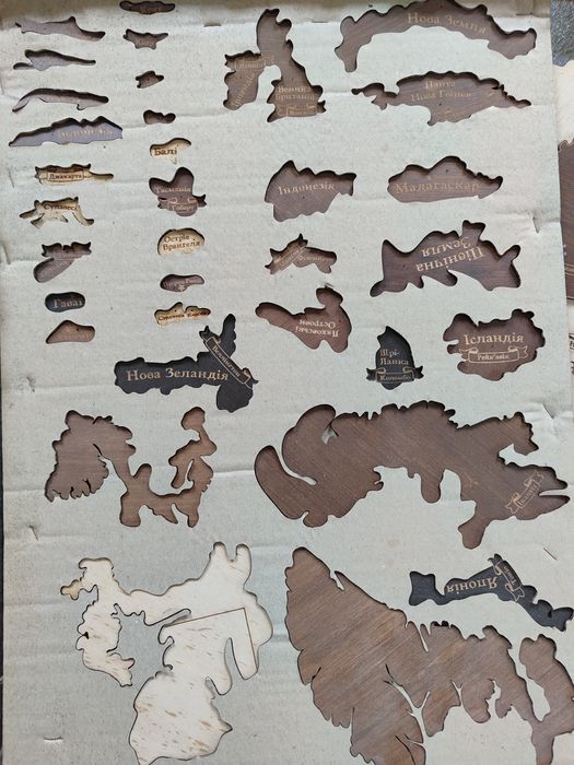 Дерев'яна мапа світу.