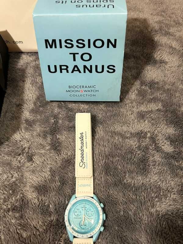 Omega x Swatch Uran SO33L100：Bioceramika z Kosmosu