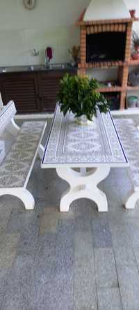Mesa de jardim em cimento e azulejo