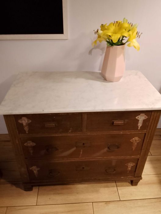 Komoda drewniana z marmurowym blatem