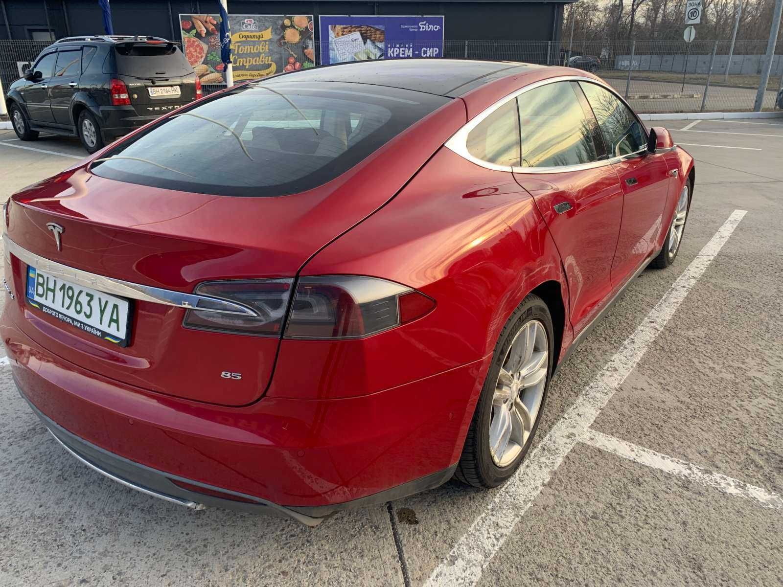 Tesla Model S 2014 г.в. (на коже с панорамой)