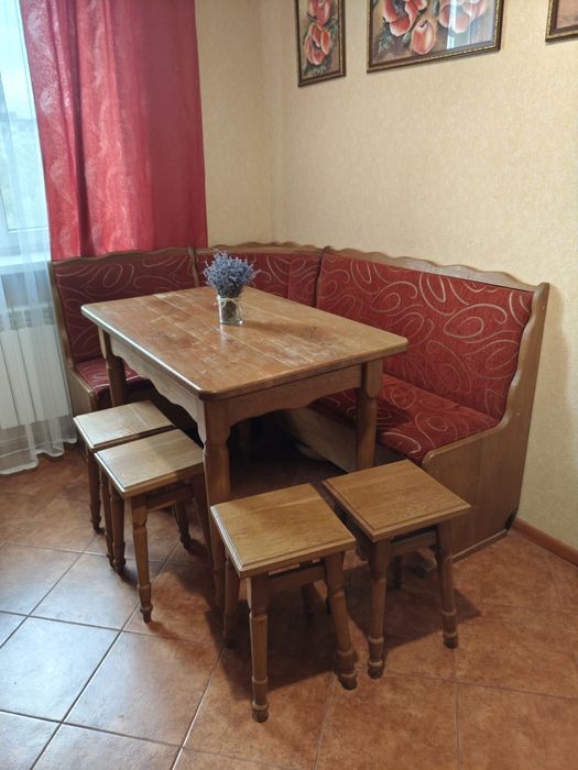 м'який куточок на кухню, стіл та табуретки, дубовий.