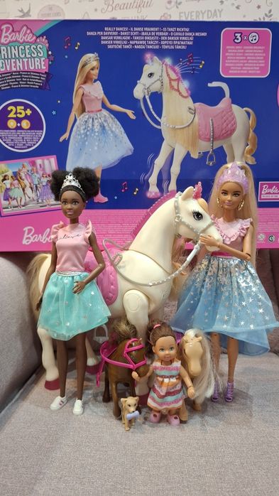 Zestaw lalek BARBIE z grającem koniem