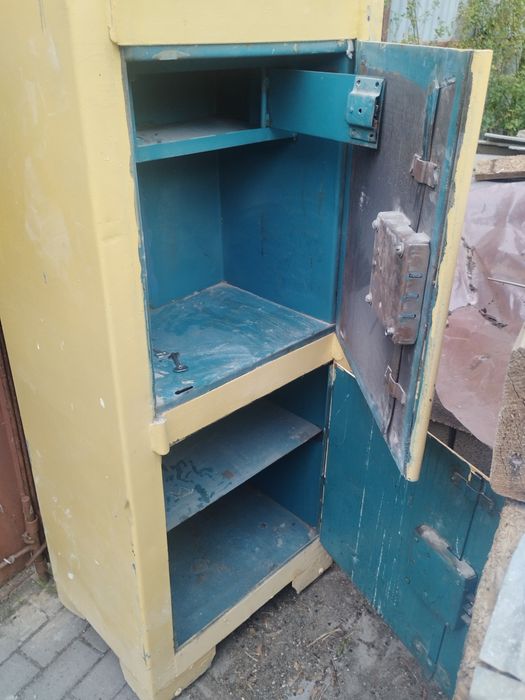 Продам сейф на два віділення