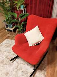 Fotel bujany do salonu, kolor żurawina