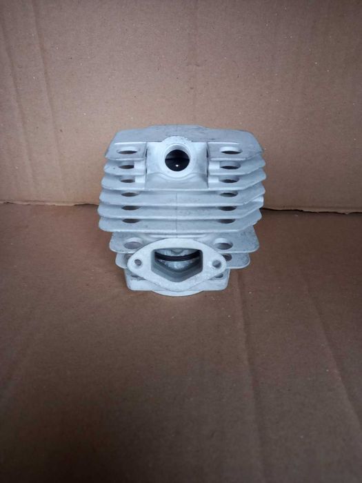 Поршнева бензопила в зборі