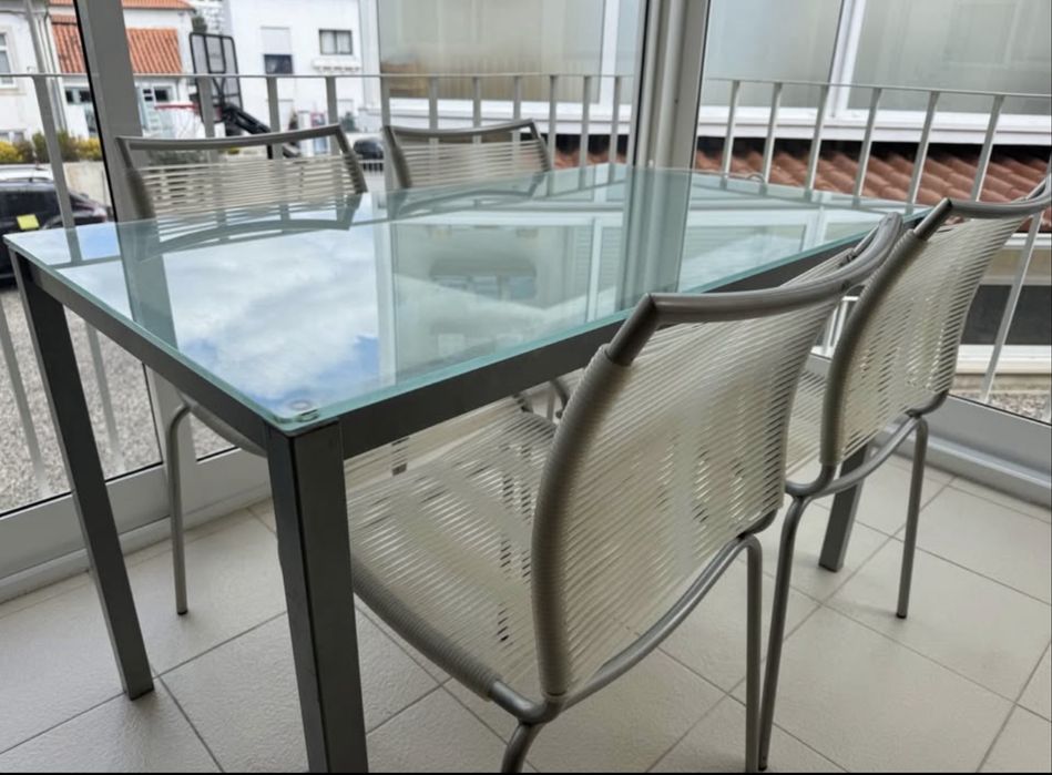 Mesa de vidro e 4 cadeiras