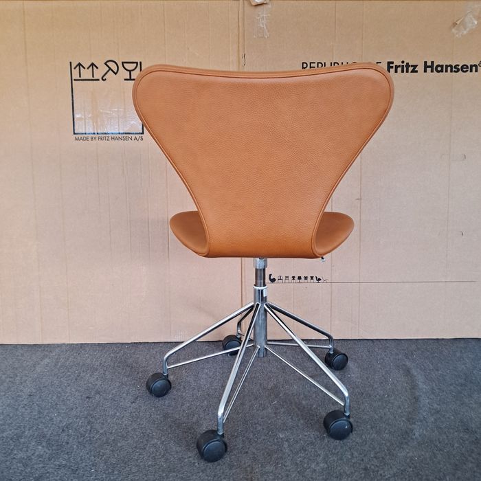 Fotel Fritz Hansen/Arne Jacobsen seria 7 skóra cognakkóra