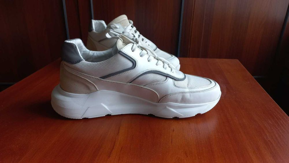 продам кросівки білі