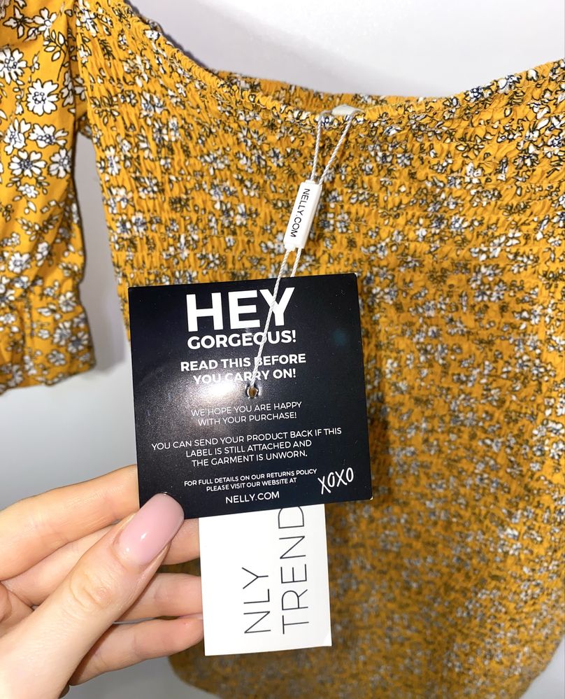 Плаття у квітковий принт гірчичне у квіточку в стилі zara