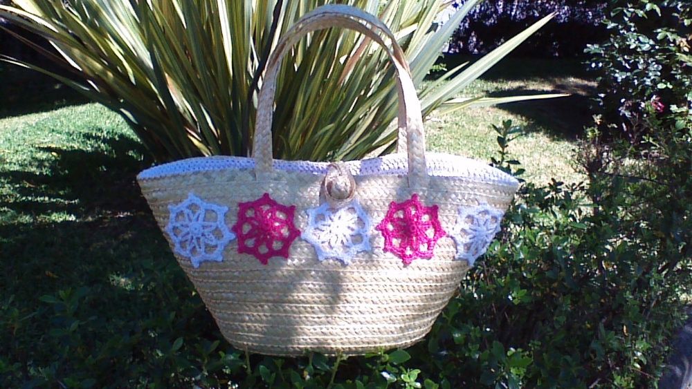 Carteira cesta em verga com aplicações croché NOVA, artesanal