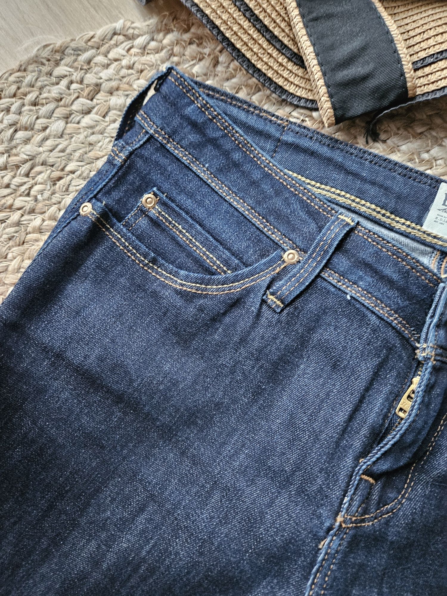 Klasyczne, proste jeansy damskie LEE – ciemny denim, idealne dopaso