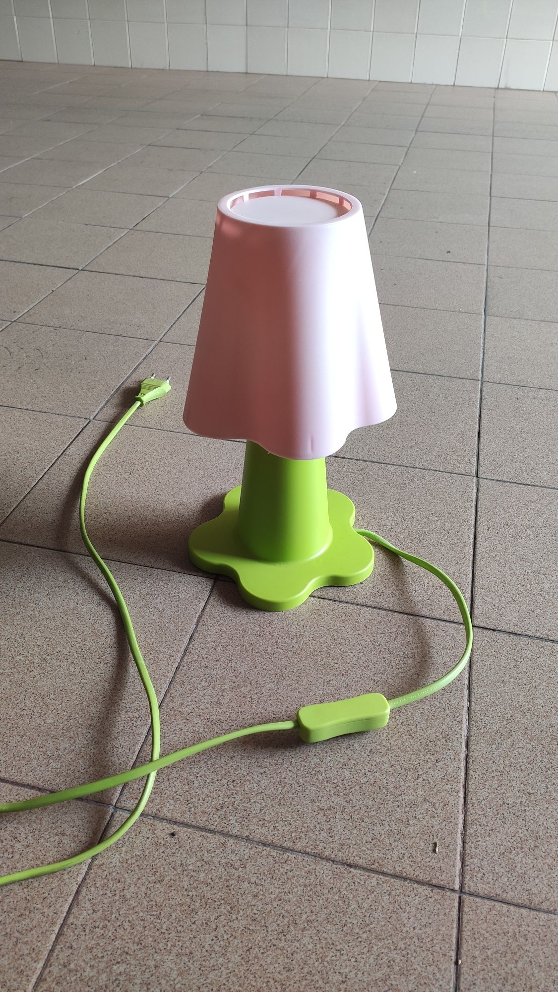 Conjunto mobília cómoda e mesa de cabeceira