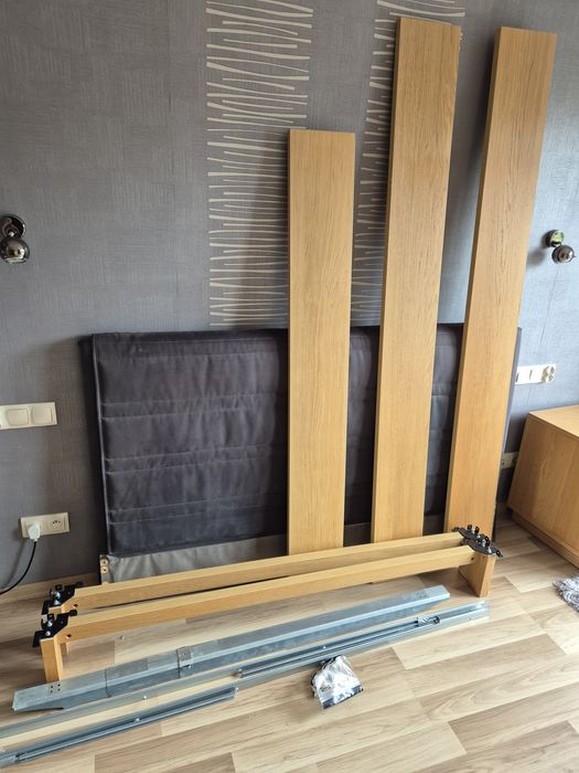 Łóżko drewniane Ikea Oppland z szafkami nocnymi.