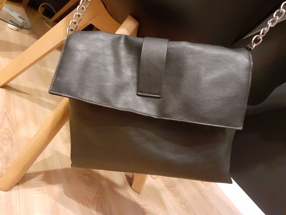 Torebka czarna na regulowanym pasku