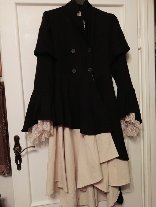 Damski żakiet z bufkami i ozdobnym beżowym dołem -razem łączony