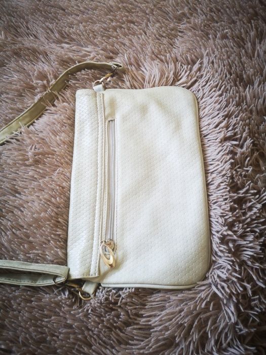 Біла маленька сумочка з додатковими карманами