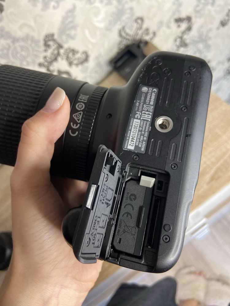 Продається комплект Canon EOS 1300D + два об’єктиви + зарядка