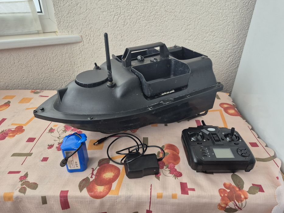 Кораблик Flytec прикормочний D8, V010, V18 (3 бункери) Black GPS