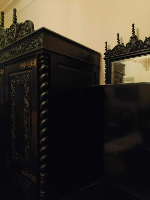 Mobília de quarto antigo, de Bilros, em madeira de pau-santo.