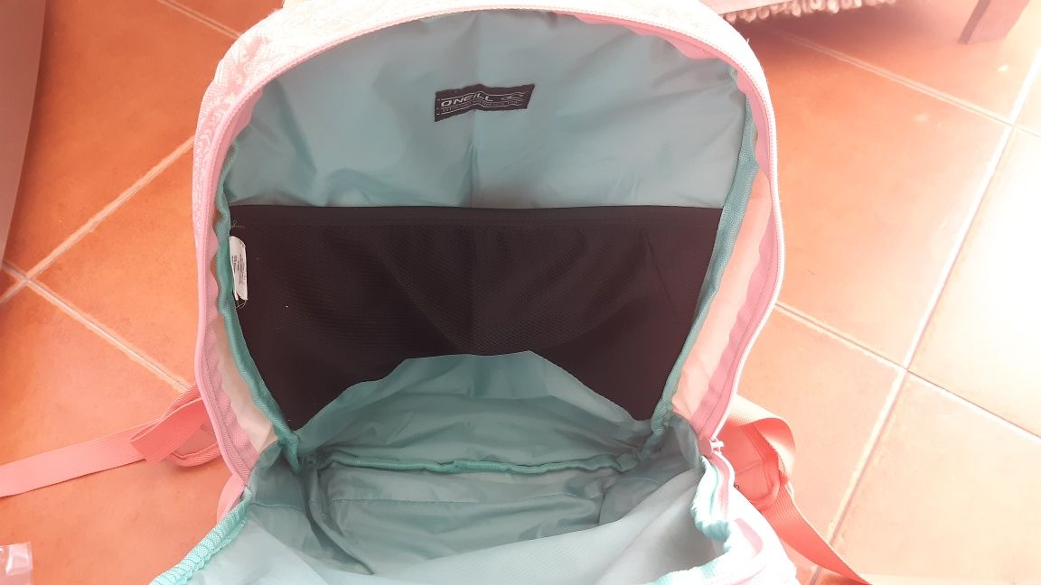 Mochila oneill como nova resistente a água
