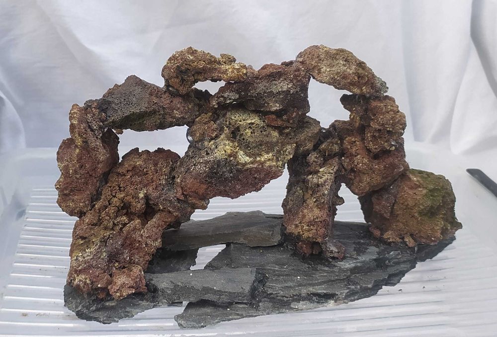 Skałka wulkaniczna z mchem