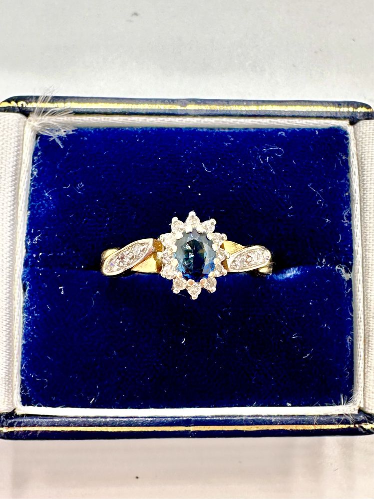 Złoty pierścionek 750 z szafirem 0,30ct i diamentami 0,10ct