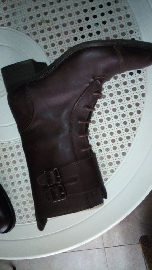 Botas bordo em pele