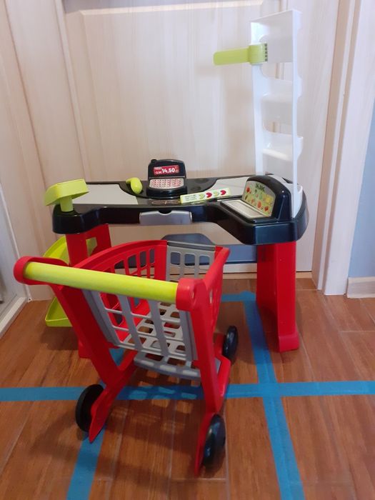 Lada sklepowa z koszykiem na zakupy