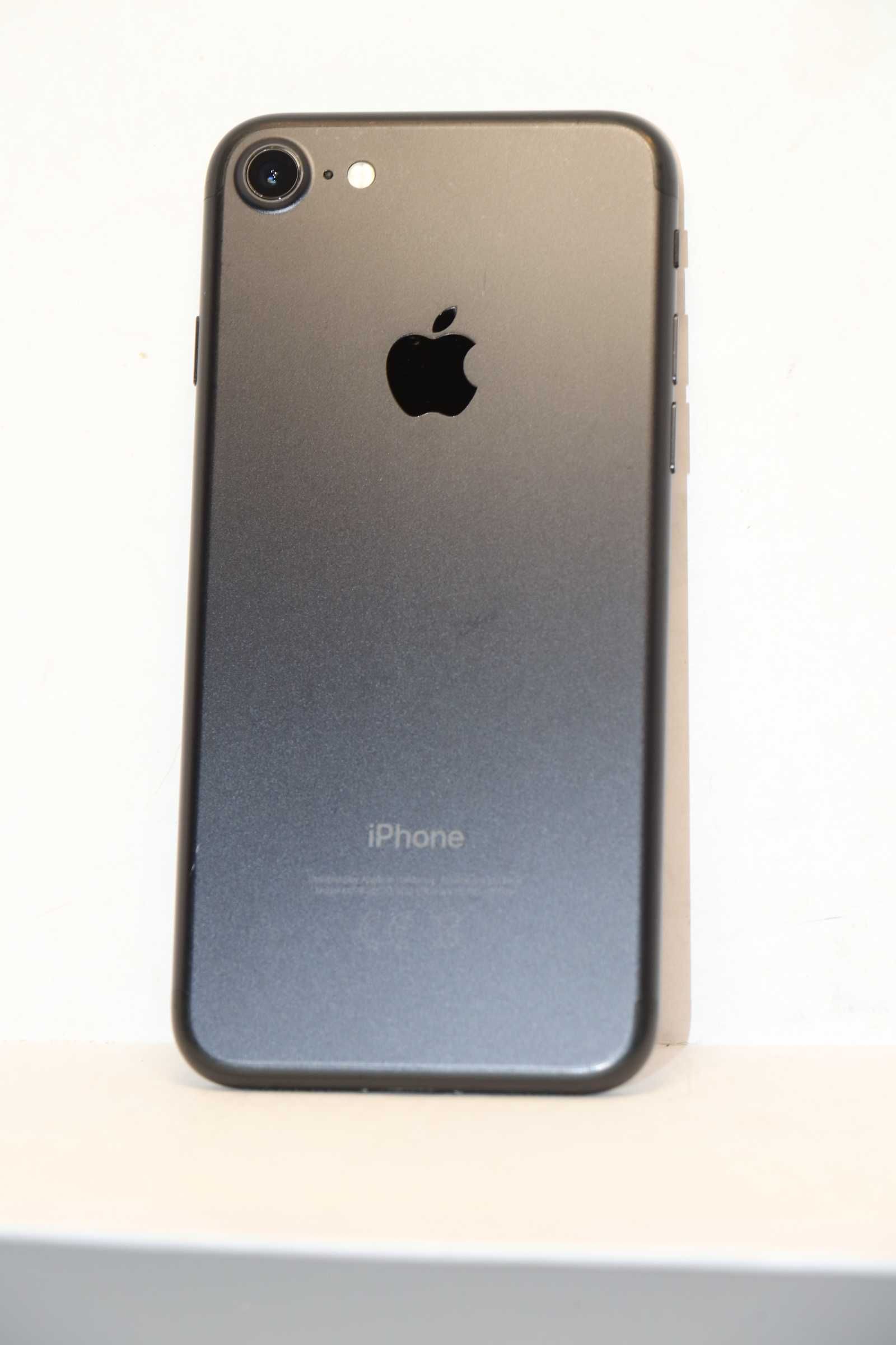 Apple iPhone 7 32GB Black, идеальное состояние! Наложка