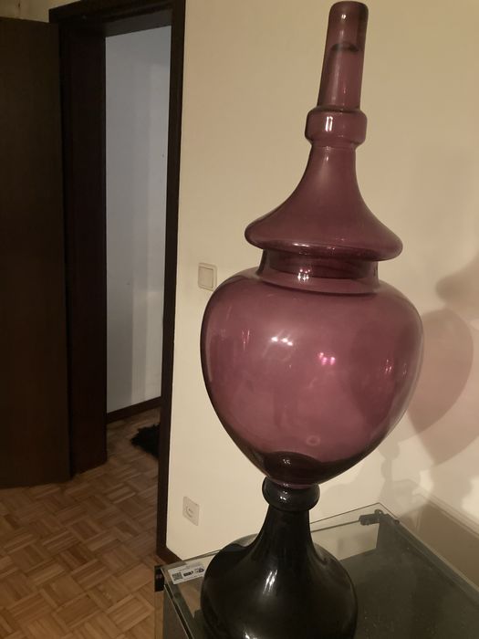 Jarrão em vidro rosado.