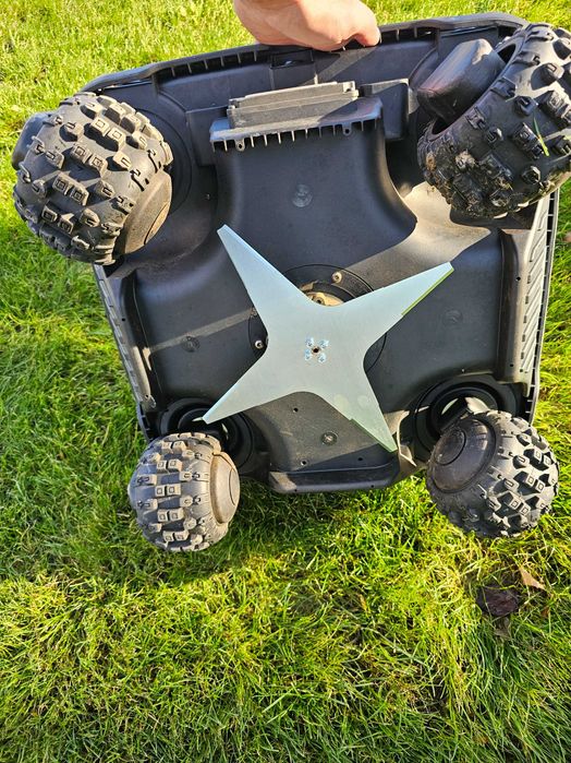 Ambrogio CUBE / QUAD nachylenia do 75%, napęd 4x4 GPS, RADARY, 3500m2