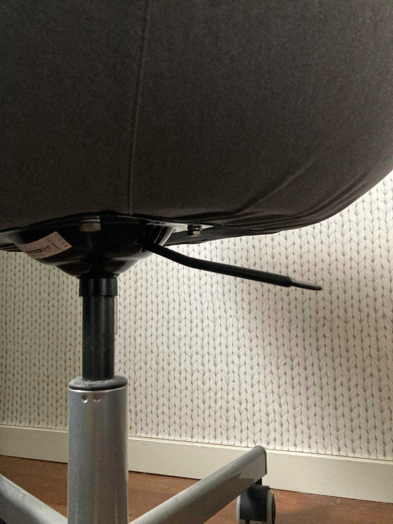 Krzesło obrotowe - SKRUVSTA (IKEA) - Szary