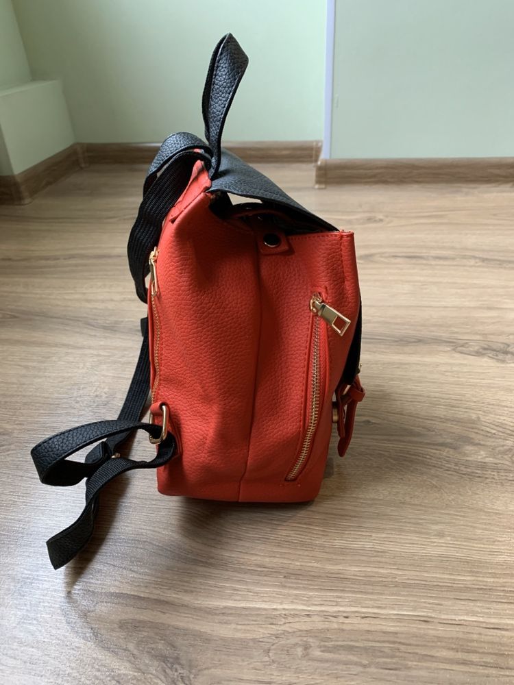 Новый красный рюкзак