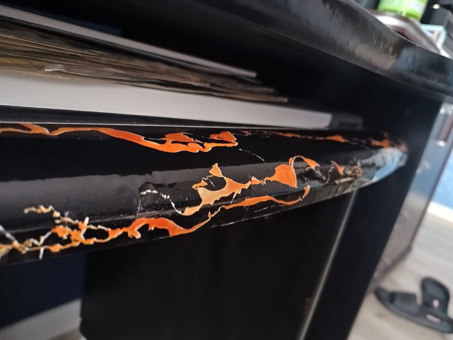 Biurko – oklejone folią dekoracyjną (czarno-pomarańczowy marmur)